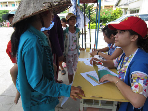 Một trong những hoạt động nổi bật nhất của Hội từ thiện là việc thăm hỏi, khám chữ bệnh và phát thuốc miễn phí cho đồng bào nghèo nơi đây. Công việc này được ví là “bệnh viện dã chiến” bởi quy trình không khác gì một cơ sở khám chữa bệnh chuyên nghiệp.