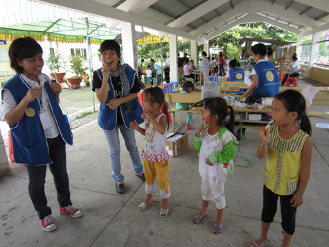 Và cả cách chải răng như thế nào cho đúng.