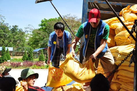 Tiết xuân ấm áp là điều kiện thuận lợi để các bạn trẻ hăng hái làm việc.