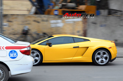 Lamborghini Gallardo đồng hành cùng nam ca sỹ Mr.T sử dụng động cơ V10, 5.0L có công suất cực đại 493 mã lực được phát triển từ nền tảng động cơ V8 4.2 của Audi có vận tốc cực đại 309 km/h. Hiện tại mẫu xe này có giá dao động dưới 200.000 USD. Có lẽ ngoài vẻ đẹp hấp dẫn và sự choáng ngợp của hai mẫu xe trên thì đây là mẫu xe được cho là làm náo loạn nhất nhờ cặp ống xả độ của hãng Hamann. Lamborghini Gallardo đồng hành cùng nam ca sỹ Mr.T sử dụng động cơ V10, 5.0L có công suất cực đại 493 mã lực được phát triển từ nền tảng động cơ V8 4.2 của Audi có vận tốc cực đại 309 km/h. Hiện tại mẫu xe này có giá dao động dưới 200.000 USD. Có lẽ ngoài vẻ đẹp hấp dẫn và sự choáng ngợp của hai mẫu xe trên thì đây là mẫu xe được cho là làm náo loạn nhất nhờ cặp ống xả độ của hãng Hamann.