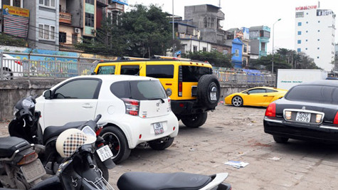 Theo tìm hiểu của nhóm phóng viên, thực chất dàn xế hộp này đều được “Yêu nữ” điều động đến trước cửa sàn nhảy Max Bar trên đường Trần Khánh Dư – Hà Nội với mục đích chính là làm đạo cụ cho Clip ca nhạc đầu tay của mình. Điều đáng nói ở đây chính là tên tuổi của những chiếc xe do chính cô điều động đến đều thuộc hàng khủng và không phải ai cũng có thể một lúc điều động được ngần đấy chiếc xe cùng một lúc. Theo tìm hiểu của nhóm phóng viên, thực chất dàn xế hộp này đều được “Yêu nữ” điều động đến trước cửa sàn nhảy Max Bar trên đường Trần Khánh Dư – Hà Nội với mục đích chính là làm đạo cụ cho Clip ca nhạc đầu tay của mình. Điều đáng nói ở đây chính là tên tuổi của những chiếc xe do chính cô điều động đến đều thuộc hàng khủng và không phải ai cũng có thể một lúc điều động được ngần đấy chiếc xe cùng một lúc.