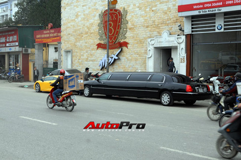 Điểm qua một vài gương mặt đình đám có lẽ dẫn đầu “đoàn quân hùng hậu” phải kể đến mẫu xe Lincoln Limousine. Nhắc đến mẫu xe này mọi người sẽ đều nghĩ ngay đến một chiếc xe có đặc điểm nổi bật đầu tiên là thân dài và đi kèm với điều đó là sự xa xỉ, đắt tiền. Bạn có biệt thự, có quần áo thuộc loại đắt tiền và việc tậu cho mình một chiếc Limousine chắc chắn sẽ làm cho “thương hiệu” của bạn trở nên tên tuổi và được mọi người để ý hơn. Điểm qua một vài gương mặt đình đám có lẽ dẫn đầu “đoàn quân hùng hậu” phải kể đến mẫu xe Lincoln Limousine. Nhắc đến mẫu xe này mọi người sẽ đều nghĩ ngay đến một chiếc xe có đặc điểm nổi bật đầu tiên là thân dài và đi kèm với điều đó là sự xa xỉ, đắt tiền. Bạn có biệt thự, có quần áo thuộc loại đắt tiền và việc tậu cho mình một chiếc Limousine chắc chắn sẽ làm cho “thương hiệu” của bạn trở nên tên tuổi và được mọi người để ý hơn.