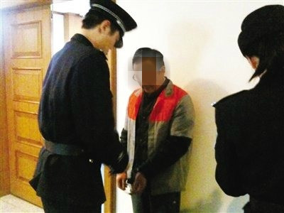 Kẻ giả người quản lý để lừa gạt cô gái nhẹ dạ cả tin đã bị bắt giữ. Kẻ giả người quản lý để lừa gạt cô gái nhẹ dạ cả tin đã bị bắt giữ.