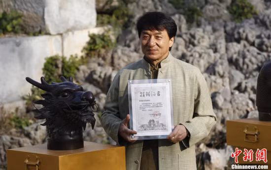 Thành Long trao tặng lại cổ vật đầu 12 con giáp cho Công viên Viên Minh, Bắc Kinh trong phim "Mười hai con giáp".