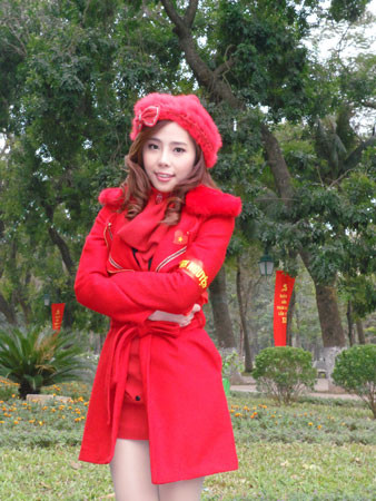 Diện "cả cây đỏ" không làm Quỳnh Nga ra dáng tiểu thư quý tộc, trái lại còn khiến khán giả hồ nghi về gu thời trang thiếu tinh tế của cô. (Ảnh: ione) Xem thêm: Điểm danh những chiếc "cằm mới" của Sao Việt.