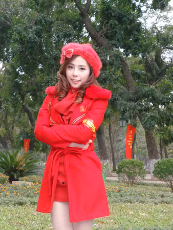 Diện "cả cây đỏ" không làm Quỳnh Nga ra dáng tiểu thư quý tộc, trái lại còn khiến khán giả hồ nghi về gu thời trang thiếu tinh tế của cô. (Ảnh: ione) Xem thêm: Điểm danh những chiếc "cằm mới" của Sao Việt.