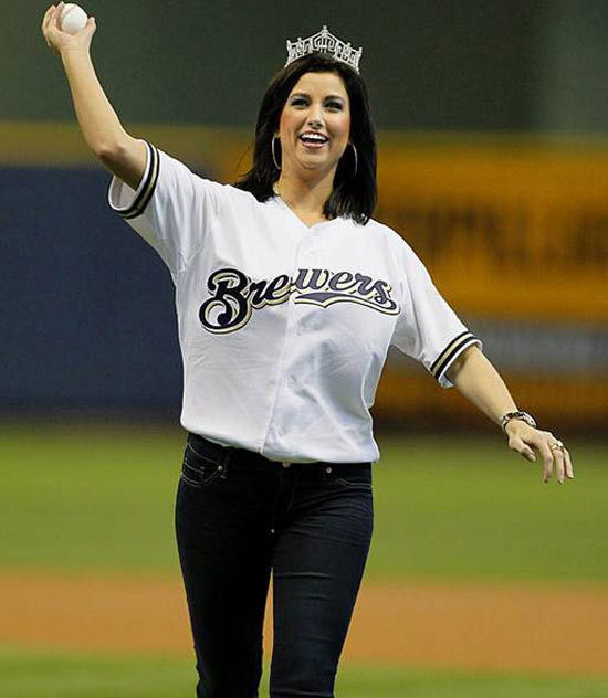 Đương kim hoa hậu Mỹ Laura Kaeppeler Hình ảnh mới đây nhất của đương kim Hoa hậu Mỹ (Miss America 2012) tại sân bóng chày khiến khán giả không khỏi thất vọng. Mặc một chiếc áo rộng thùng thình cũng không giúp Laura Kaeppeler che đi khuyết điểm lên cân của mình. Chiếc cổ hai cằm đã tố cáo người đẹp này. Xem thêm: Cùng Triệu Vy lấy lại vóc dáng thon thả, yêu kiều sau sinh. Đương kim hoa hậu Mỹ Laura Kaeppeler Hình ảnh mới đây nhất của đương kim Hoa hậu Mỹ (Miss America 2012) tại sân bóng chày khiến khán giả không khỏi thất vọng. Mặc một chiếc áo rộng thùng thình cũng không giúp Laura Kaeppeler che đi khuyết điểm lên cân của mình. Chiếc cổ hai cằm đã tố cáo người đẹp này. Xem thêm: Cùng Triệu Vy lấy lại vóc dáng thon thả, yêu kiều sau sinh.