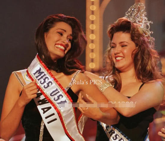 Tuy nhiên cô khiến khán giả trên toàn thế giới phải shock thực sự khi tăng cân một cách mất kiểm soát. Cựu Hoa hậu hoàn vũ xuất hiện để trao giải cho hoa hậu Mỹ 1997 với thân hình ục ịch. Ông bầu của tổ chức Miss Universe - ngài Donald Trump mỉa mai ví cô như một "cỗ máy nghiền thức ăn" không hơn không kém. Alicia Machado đã phải cam kết giảm cân thật nhanh mới thoát khỏi việc phải trả lại chiếc vương miện Hoa hậu Hoàn vũ. Xem thêm: Cùng Triệu Vy lấy lại vóc dáng thon thả, yêu kiều sau sinh. Tuy nhiên cô khiến khán giả trên toàn thế giới phải shock thực sự khi tăng cân một cách mất kiểm soát. Cựu Hoa hậu hoàn vũ xuất hiện để trao giải cho hoa hậu Mỹ 1997 với thân hình ục ịch. Ông bầu của tổ chức Miss Universe - ngài Donald Trump mỉa mai ví cô như một "cỗ máy nghiền thức ăn" không hơn không kém. Alicia Machado đã phải cam kết giảm cân thật nhanh mới thoát khỏi việc phải trả lại chiếc vương miện Hoa hậu Hoàn vũ. Xem thêm: Cùng Triệu Vy lấy lại vóc dáng thon thả, yêu kiều sau sinh.