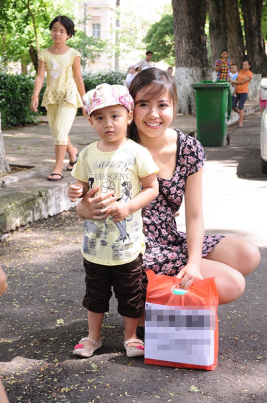 Á hậu Nguyễn Ngọc Kiều Khanh vốn sở hữu gương mặt mũm mĩm và dễ thương. Sau khi trở về từ cuộc thi Hoa hậu Thế giới có vẻ như Kiều Khanh đã tăng cân. Có một dạo, hình ảnh cô xuất hiện trong một hoạt động từ thiện được khán giả ví như mẹ trẻ đưa bé đi khám bệnh. Dù sao thì trong mắt người hâm mộ, Á hậu vẫn luôn dễ thương dưới mọi góc nhìn. Xem thêm: Cùng Triệu Vy lấy lại vóc dáng thon thả, yêu kiều sau sinh. Á hậu Nguyễn Ngọc Kiều Khanh vốn sở hữu gương mặt mũm mĩm và dễ thương. Sau khi trở về từ cuộc thi Hoa hậu Thế giới có vẻ như Kiều Khanh đã tăng cân. Có một dạo, hình ảnh cô xuất hiện trong một hoạt động từ thiện được khán giả ví như mẹ trẻ đưa bé đi khám bệnh. Dù sao thì trong mắt người hâm mộ, Á hậu vẫn luôn dễ thương dưới mọi góc nhìn. Xem thêm: Cùng Triệu Vy lấy lại vóc dáng thon thả, yêu kiều sau sinh.