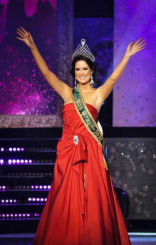 Cựu siêu mẫu thế giới, hoa hậu Brazil Debora Lyra Debora Lyra là người chiến thắng tại cuộc thi Top model of the World 2009 của Brazil và một năm sau đó, cô lên ngôi Hoa hậu hoàn vũ của đất nước này. Dù là một siêu mẫu, một hoa hậu nhưng thể trạng của Debora Lyra rất dễ lên cân và chính cô cũng công nhận điều này trong bài phỏng vấn với một kênh truyền hình. Xem thêm: Cùng Triệu Vy lấy lại vóc dáng thon thả, yêu kiều sau sinh. Cựu siêu mẫu thế giới, hoa hậu Brazil Debora Lyra Debora Lyra là người chiến thắng tại cuộc thi Top model of the World 2009 của Brazil và một năm sau đó, cô lên ngôi Hoa hậu hoàn vũ của đất nước này. Dù là một siêu mẫu, một hoa hậu nhưng thể trạng của Debora Lyra rất dễ lên cân và chính cô cũng công nhận điều này trong bài phỏng vấn với một kênh truyền hình. Xem thêm: Cùng Triệu Vy lấy lại vóc dáng thon thả, yêu kiều sau sinh.