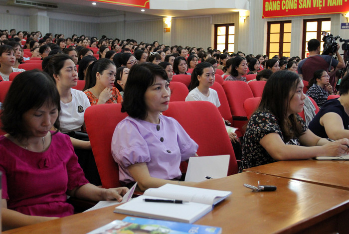 Cán bộ, giáo viên được tập huấn sử dụng bộ sách giáo khoa "Kết nối tri thức với cuộc sống" (Ảnh: Lã Tiến) Cán bộ, giáo viên được tập huấn sử dụng bộ sách giáo khoa "Kết nối tri thức với cuộc sống" (Ảnh: Lã Tiến)