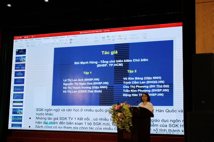 Cán bộ, giáo viên được chuyên gia của Nhà Xuất bản Giáo dục Việt Nam hướng dẫn sử dụng bộ sách giáo khoa "Kết nối tri thức với cuộc sống" (Ảnh: Lã Tiến) Cán bộ, giáo viên được chuyên gia của Nhà Xuất bản Giáo dục Việt Nam hướng dẫn sử dụng bộ sách giáo khoa "Kết nối tri thức với cuộc sống" (Ảnh: Lã Tiến)