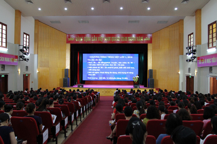 Cán bộ, giáo viên các trường tiểu học tại Hải Phòng được tập huấn sử dụng sách giáo khoa lớp 1 (Ảnh: Lã Tiến) Cán bộ, giáo viên các trường tiểu học tại Hải Phòng được tập huấn sử dụng sách giáo khoa lớp 1 (Ảnh: Lã Tiến)