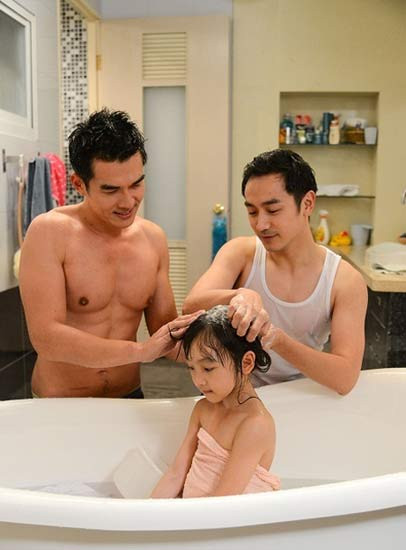 Hình ảnh hai ông bố cùng tắm cho cô con gái của Hai người cha đã dẫn đến những tranh luận nảy lửa trong cộng đồng mạng xứ Đài.