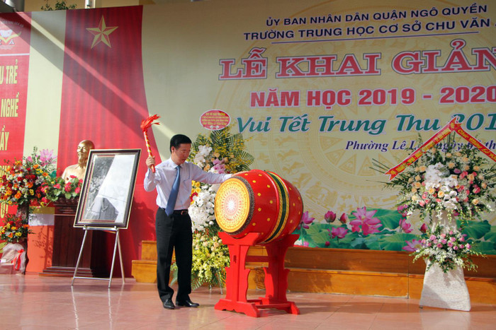 Trưởng Ban Tuyên giáo Trung ương Võ Văn Thưởng đánh trống khai giảng tại Trường Trung học cơ sở Chu Văn An (Ảnh: Lã Tiến) Trưởng Ban Tuyên giáo Trung ương Võ Văn Thưởng đánh trống khai giảng tại Trường Trung học cơ sở Chu Văn An (Ảnh: Lã Tiến)