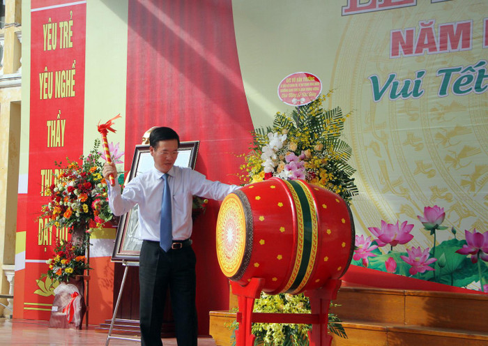 Ông Võ Văn Thưởng, Ủy viên Bộ Chính trị, Bí thư Trung ương Đảng, Trưởng Ban Tuyên giáo Trung ương đánh trống khai giảng (Ảnh: Lã Tiến) Ông Võ Văn Thưởng, Ủy viên Bộ Chính trị, Bí thư Trung ương Đảng, Trưởng Ban Tuyên giáo Trung ương đánh trống khai giảng (Ảnh: Lã Tiến)