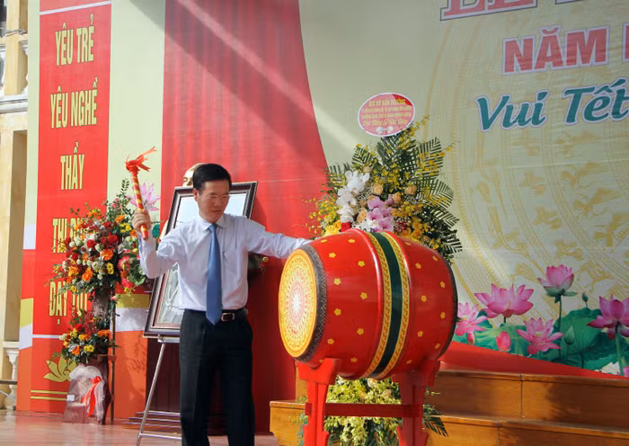 Ông Võ Văn Thưởng, Ủy viên Bộ Chính trị, Bí thư Trung ương Đảng, Trưởng Ban Tuyên giáo Trung ương đánh trống khai giảng (Ảnh: Lã Tiến)