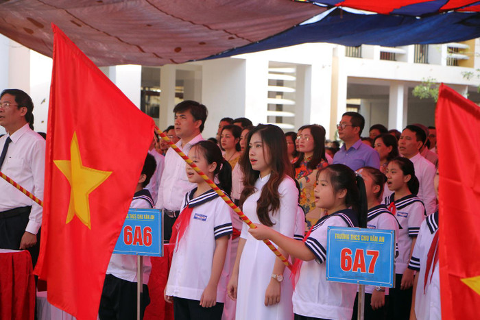 Các em học sinh Trường Trung học cơ sở Chu Văn An hát Quốc ca trong ngày khai giảng (Ảnh: Lã Tiến) Các em học sinh Trường Trung học cơ sở Chu Văn An hát Quốc ca trong ngày khai giảng (Ảnh: Lã Tiến)