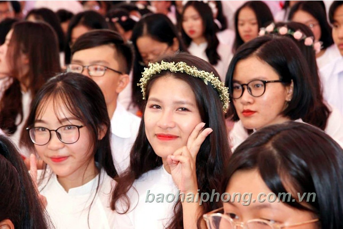 Học sinh Trường Trung học phổ thông chuyên Trần Phú đẹp rạng rỡ trong ngày khai giảng (Ảnh: Báo Hải Phòng) Học sinh Trường Trung học phổ thông chuyên Trần Phú đẹp rạng rỡ trong ngày khai giảng (Ảnh: Báo Hải Phòng)