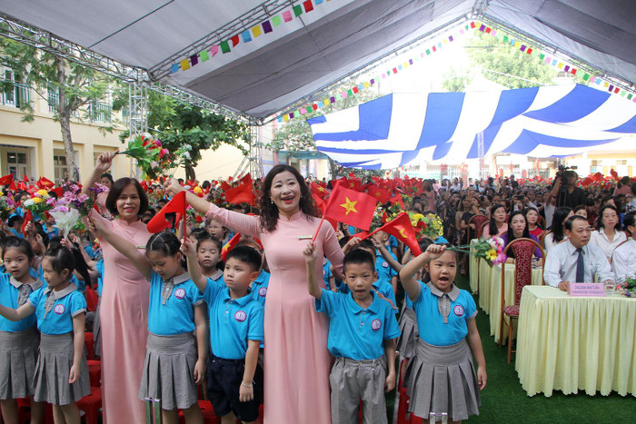 Các cô giáo chủ nhiệm và học sinh lớp 1 Trường tiểu học Chu Văn An hân hoan chào đón năm học mới (Ảnh: Lã Tiến) Các cô giáo chủ nhiệm và học sinh lớp 1 Trường tiểu học Chu Văn An hân hoan chào đón năm học mới (Ảnh: Lã Tiến)