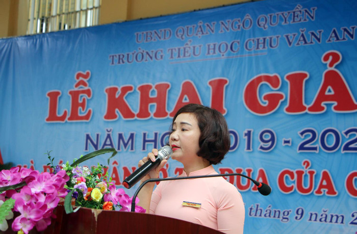 Cô giáo Phạm Thị Diện, Hiệu trưởng Trường Tiểu học Chu Văn An đọc diễn văn khai giảng năm học 2019-2020 (Ảnh: Lã Tiến) Cô giáo Phạm Thị Diện, Hiệu trưởng Trường Tiểu học Chu Văn An đọc diễn văn khai giảng năm học 2019-2020 (Ảnh: Lã Tiến)