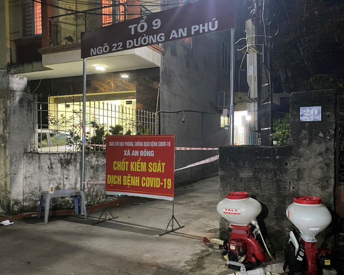 Phun khử trùng các khu vực liên quan đến gia đình có ca mắc Covid-19 (Ảnh: CTV) Phun khử trùng các khu vực liên quan đến gia đình có ca mắc Covid-19 (Ảnh: CTV)