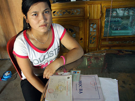 Hồ Thị Đơm cùng học bạ, bằng tốt nghiệp THCS mang tên Đinh Thị Kim. Hồ Thị Đơm cùng học bạ, bằng tốt nghiệp THCS mang tên Đinh Thị Kim.