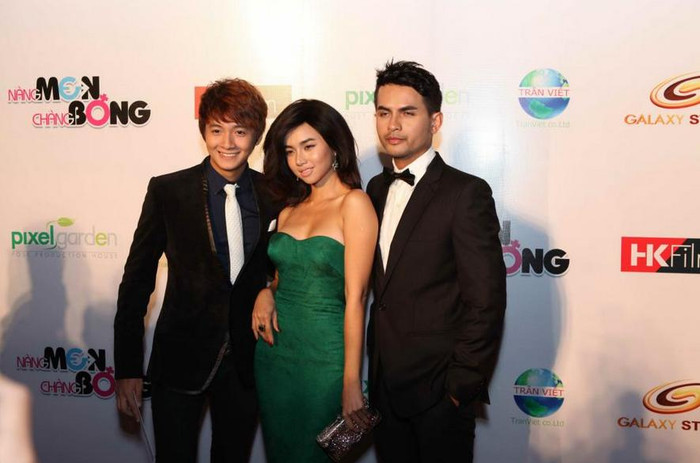 Ngô Kiến Huy (trái) với đoàn phim Nàng Men Chàng Bóng ra mắt báo giới. Ngô Kiến Huy (trái) với đoàn phim Nàng Men Chàng Bóng ra mắt báo giới.