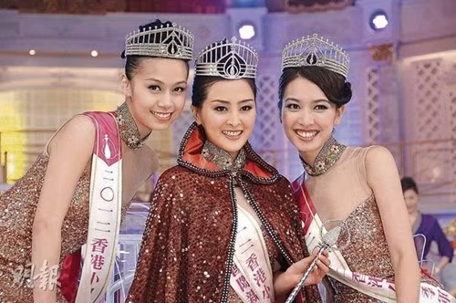 Trương Danh Nha (giữa) trong đêm đăng quang Hoa hậu Hồng Kông 2012.