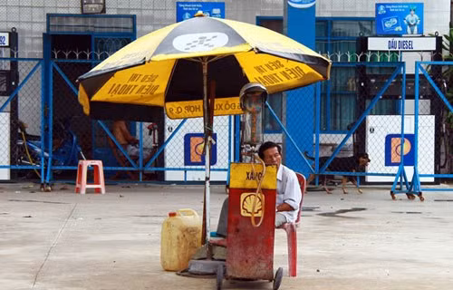 Một cây xăng ở Củ Chi, TP.HCM chỉ bán cho khách hàng tối đa 30.000 đồng vì lượng hàng có hạn, không bán cho người mua dự trữ. Tại nhiều nơi khác, nhiều cây xăng tạm ngưng bán hàng. Đến đầu giờ chiều 27/8, cây xăng này đã có xăng trở lại sau một thời gian ngưng bán hoặc bán nhỏ giọt. Tuy nhiên, người bán hàng tại đây cho biết do số lượng xăng về có hạn (2.000 lít) trong khi người mua từ các cây xăng khác đóng cửa đổ về nên cây xăng bán ra hạn chế. Một cây xăng ở Củ Chi, TP.HCM chỉ bán cho khách hàng tối đa 30.000 đồng vì lượng hàng có hạn, không bán cho người mua dự trữ. Tại nhiều nơi khác, nhiều cây xăng tạm ngưng bán hàng. Đến đầu giờ chiều 27/8, cây xăng này đã có xăng trở lại sau một thời gian ngưng bán hoặc bán nhỏ giọt. Tuy nhiên, người bán hàng tại đây cho biết do số lượng xăng về có hạn (2.000 lít) trong khi người mua từ các cây xăng khác đóng cửa đổ về nên cây xăng bán ra hạn chế.