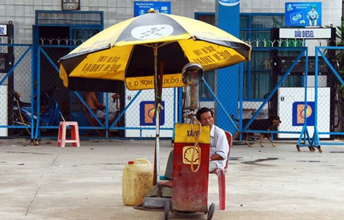 Một cây xăng ở Củ Chi, TP.HCM chỉ bán cho khách hàng tối đa 30.000 đồng vì lượng hàng có hạn, không bán cho người mua dự trữ. Tại nhiều nơi khác, nhiều cây xăng tạm ngưng bán hàng. Đến đầu giờ chiều 27/8, cây xăng này đã có xăng trở lại sau một thời gian ngưng bán hoặc bán nhỏ giọt. Tuy nhiên, người bán hàng tại đây cho biết do số lượng xăng về có hạn (2.000 lít) trong khi người mua từ các cây xăng khác đóng cửa đổ về nên cây xăng bán ra hạn chế. Một cây xăng ở Củ Chi, TP.HCM chỉ bán cho khách hàng tối đa 30.000 đồng vì lượng hàng có hạn, không bán cho người mua dự trữ. Tại nhiều nơi khác, nhiều cây xăng tạm ngưng bán hàng. Đến đầu giờ chiều 27/8, cây xăng này đã có xăng trở lại sau một thời gian ngưng bán hoặc bán nhỏ giọt. Tuy nhiên, người bán hàng tại đây cho biết do số lượng xăng về có hạn (2.000 lít) trong khi người mua từ các cây xăng khác đóng cửa đổ về nên cây xăng bán ra hạn chế.