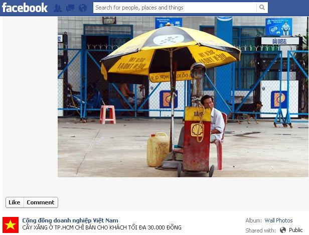 Theo đó, mỗi người vào đổ xăng chỉ được mua tối đa 30.000 đồng, cửa hàng không bán cho người mua trữ trong bình hoặc bịch nilông. “Với lượng người mua như hiện tại thì ngay cả việc giới hạn 30.000 đồng/người thì xăng cũng sẽ hết sớm trong buổi chiều nay” - người bán hàng tại đây cho biết. Theo đó, mỗi người vào đổ xăng chỉ được mua tối đa 30.000 đồng, cửa hàng không bán cho người mua trữ trong bình hoặc bịch nilông. “Với lượng người mua như hiện tại thì ngay cả việc giới hạn 30.000 đồng/người thì xăng cũng sẽ hết sớm trong buổi chiều nay” - người bán hàng tại đây cho biết.