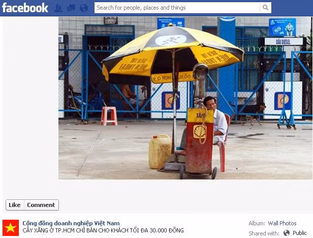 Theo đó, mỗi người vào đổ xăng chỉ được mua tối đa 30.000 đồng, cửa hàng không bán cho người mua trữ trong bình hoặc bịch nilông. “Với lượng người mua như hiện tại thì ngay cả việc giới hạn 30.000 đồng/người thì xăng cũng sẽ hết sớm trong buổi chiều nay” - người bán hàng tại đây cho biết. Theo đó, mỗi người vào đổ xăng chỉ được mua tối đa 30.000 đồng, cửa hàng không bán cho người mua trữ trong bình hoặc bịch nilông. “Với lượng người mua như hiện tại thì ngay cả việc giới hạn 30.000 đồng/người thì xăng cũng sẽ hết sớm trong buổi chiều nay” - người bán hàng tại đây cho biết.