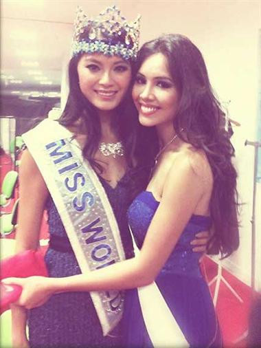 Đại diện Việt Nam Hoàng My bên cạnh tân hoa hậu thế giới 2012 Vu Văn Hà. Đại diện Việt Nam Hoàng My bên cạnh tân hoa hậu thế giới 2012 Vu Văn Hà.