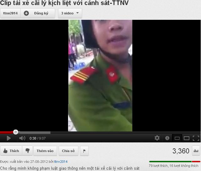 Ảnh chụp màn hình clip. Chủ nhân chiếc xe dùng điện thoại quay lại cuộc nói chuyện với các chiến sỹ công an. Ảnh chụp màn hình clip. Chủ nhân chiếc xe dùng điện thoại quay lại cuộc nói chuyện với các chiến sỹ công an.