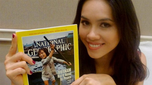Hoàng My với cuốn tạp chí của National Geographic về hình Việt Nam cho bạn bè thế giới tại Miss World 2012. Hoàng My với cuốn tạp chí của National Geographic về hình Việt Nam cho bạn bè thế giới tại Miss World 2012.