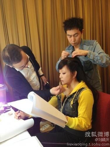 5 giờ sáng phải dậy vừa đọc kịch bản vừa để cho các nghệ sĩ hóa trang tạo hình.