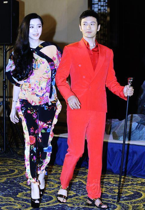 Phạm Băng Băng dìu Huỳnh Hiểu Minh chống gậy ra mắt buổi họp báo. Phạm Băng Băng dìu Huỳnh Hiểu Minh chống gậy ra mắt buổi họp báo.