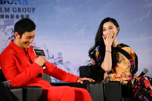 Huỳnh Hiểu Minh và Phạm Băng Băng trò chuyện cùng báo giới buổi họp báo đoàn phim Bạch phát ma nữ. Huỳnh Hiểu Minh và Phạm Băng Băng trò chuyện cùng báo giới buổi họp báo đoàn phim Bạch phát ma nữ.