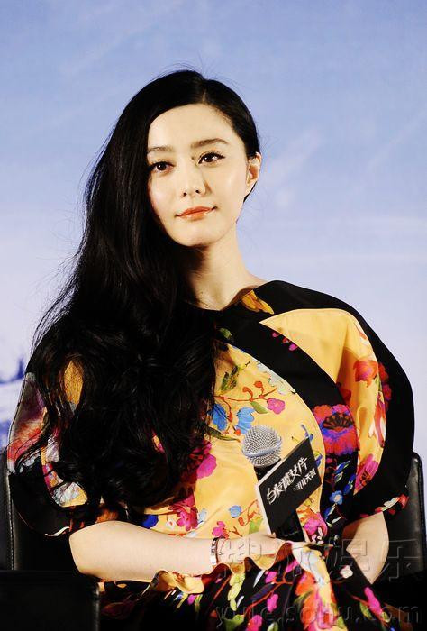 Phạm Băng Băng tình nguyện xoa bóp chân cho Huỳnh Hiểu Minh trên trường quay Bạch phát ma nữ. Phạm Băng Băng tình nguyện xoa bóp chân cho Huỳnh Hiểu Minh trên trường quay Bạch phát ma nữ.