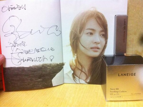 Một tấm thiệp Song Hye Kyo dành gửi tặng nhân viên đoàn phim. Một tấm thiệp Song Hye Kyo dành gửi tặng nhân viên đoàn phim.