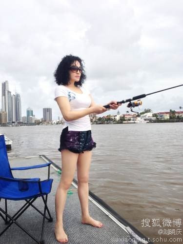 Khoe đôi chân thon dài không kém các thanh nữ tuổi đôi mươi.