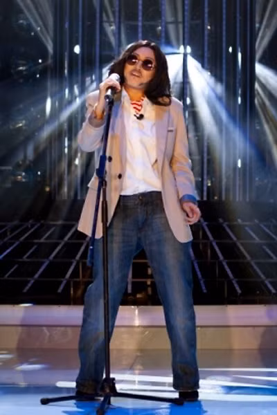 Phương Thanh rất ngầu trong thân hình huyền thoại John Lennon.