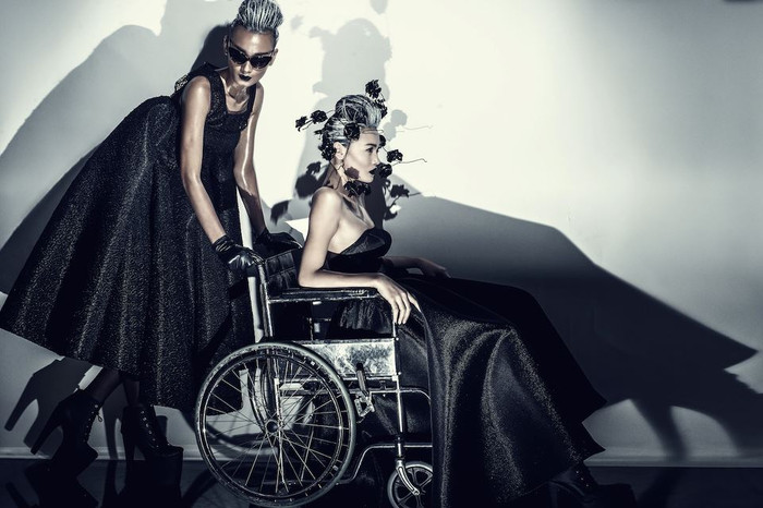 Lê Thúy đẩy xe lăn cho Thùy Trang trong một bức hình. Lê Thúy đẩy xe lăn cho Thùy Trang trong một bức hình.