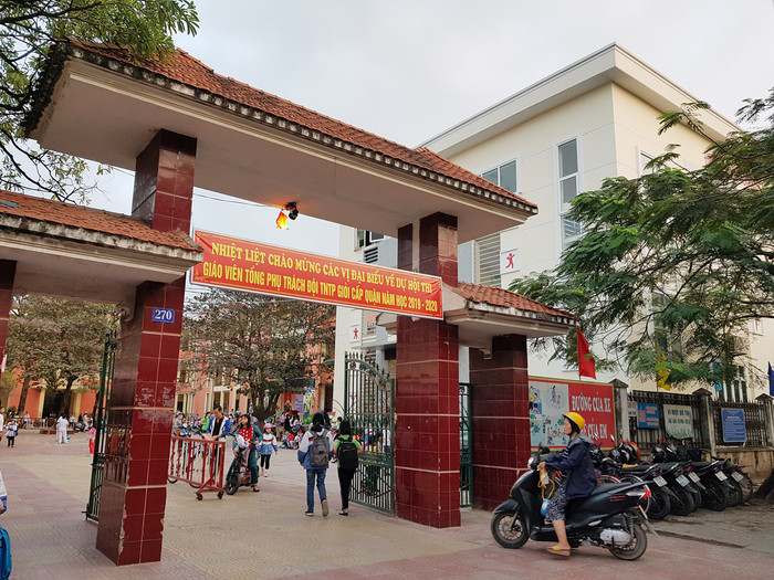 Phụ huynh Trường Tiểu học Nguyễn Du thắc mắc về việc xã hội hóa tại nhà trường (Ảnh: Lã Tiến) Phụ huynh Trường Tiểu học Nguyễn Du thắc mắc về việc xã hội hóa tại nhà trường (Ảnh: Lã Tiến)