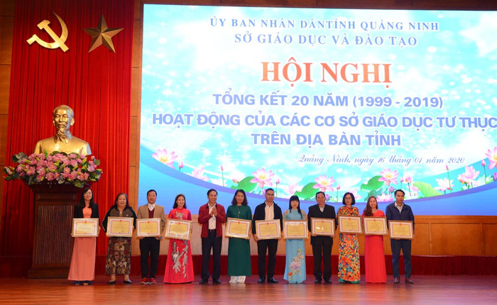 Ông Đặng Huy Hậu, Phó Chủ tịch Thường trực Ủy ban nhân dân tỉnh Quảng Ninh trao bằng khen cho các tập thể có thành tích xuất sắc trong 20 năm qua. (Ảnh: Báo Quảng Ninh) Ông Đặng Huy Hậu, Phó Chủ tịch Thường trực Ủy ban nhân dân tỉnh Quảng Ninh trao bằng khen cho các tập thể có thành tích xuất sắc trong 20 năm qua. (Ảnh: Báo Quảng Ninh)