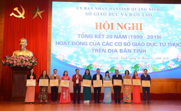 Ông Đặng Huy Hậu, Phó Chủ tịch Thường trực Ủy ban nhân dân tỉnh Quảng Ninh trao bằng khen cho các tập thể có thành tích xuất sắc trong 20 năm qua. (Ảnh: Báo Quảng Ninh)