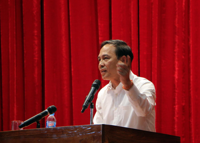 Ông Đặng Huy Hậu, Phó chủ tịch Thường trực Ủy ban nhân dân tỉnh Quảng Ninh kết luận tạm dừng việc chuyển trường Trung học phổ thông Tiên Yên để nghiên cứu lại phương án chuyển trường (Ảnh: Lã Tiến) Ông Đặng Huy Hậu, Phó chủ tịch Thường trực Ủy ban nhân dân tỉnh Quảng Ninh kết luận tạm dừng việc chuyển trường Trung học phổ thông Tiên Yên để nghiên cứu lại phương án chuyển trường (Ảnh: Lã Tiến)