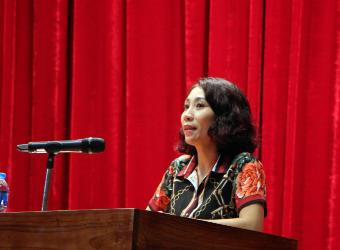 Bà Hoàng Việt Anh, đại diện phụ huynh học sinh Trường Trung học phổ thông Tiên Yên phát biểu ý kiến bày tỏ những thắc mắc liên quan đến việc chuyển trường (Ảnh: Lã Tiến) Bà Hoàng Việt Anh, đại diện phụ huynh học sinh Trường Trung học phổ thông Tiên Yên phát biểu ý kiến bày tỏ những thắc mắc liên quan đến việc chuyển trường (Ảnh: Lã Tiến)