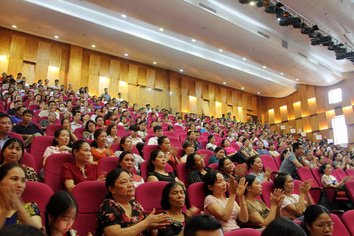 Việc tạm dừng chuyển trường để nghiên cứu lại phương án chuyển Trường Trung học phổ thông Tiên Yên được người dân, phụ huynh học sinh ủng hộ (Ảnh: Lã Tiến) Việc tạm dừng chuyển trường để nghiên cứu lại phương án chuyển Trường Trung học phổ thông Tiên Yên được người dân, phụ huynh học sinh ủng hộ (Ảnh: Lã Tiến)